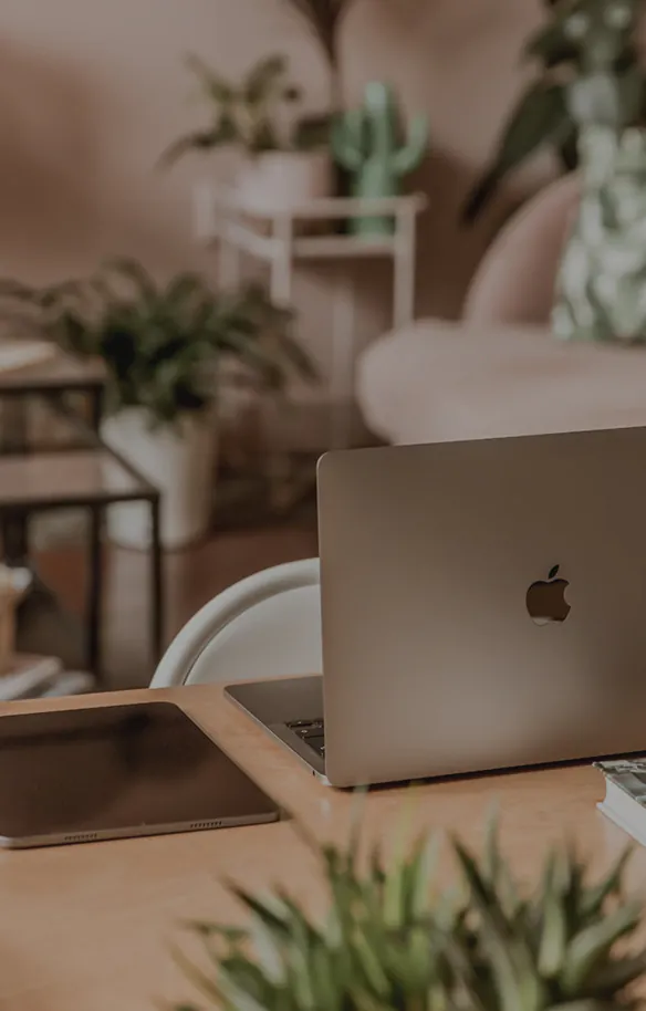 Ordenador portátil y tablet sobre escritorio de madera, representando el diseño web responsivo y la adaptabilidad del programa de facturación electrónica Getradi a cualquier dispositivo móvil o de escritorio.