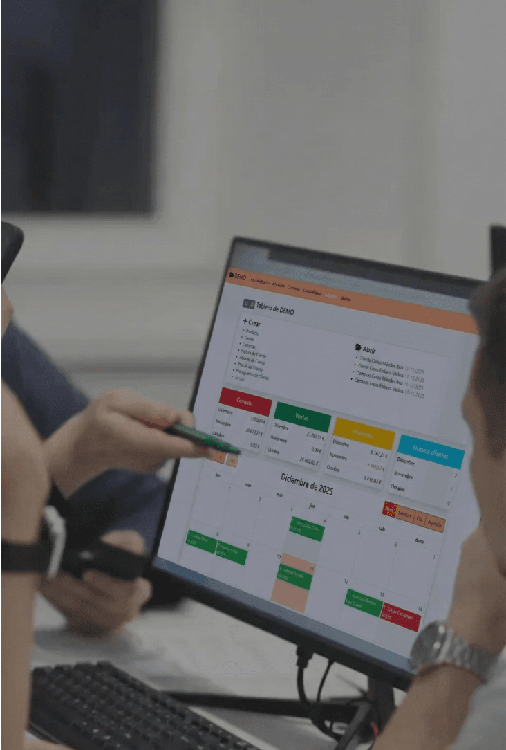 Consultores revisando métricas de rendimiento en la pantalla de un ordenador, analizando datos del programa de facturación electrónica Getradi en equipo.
