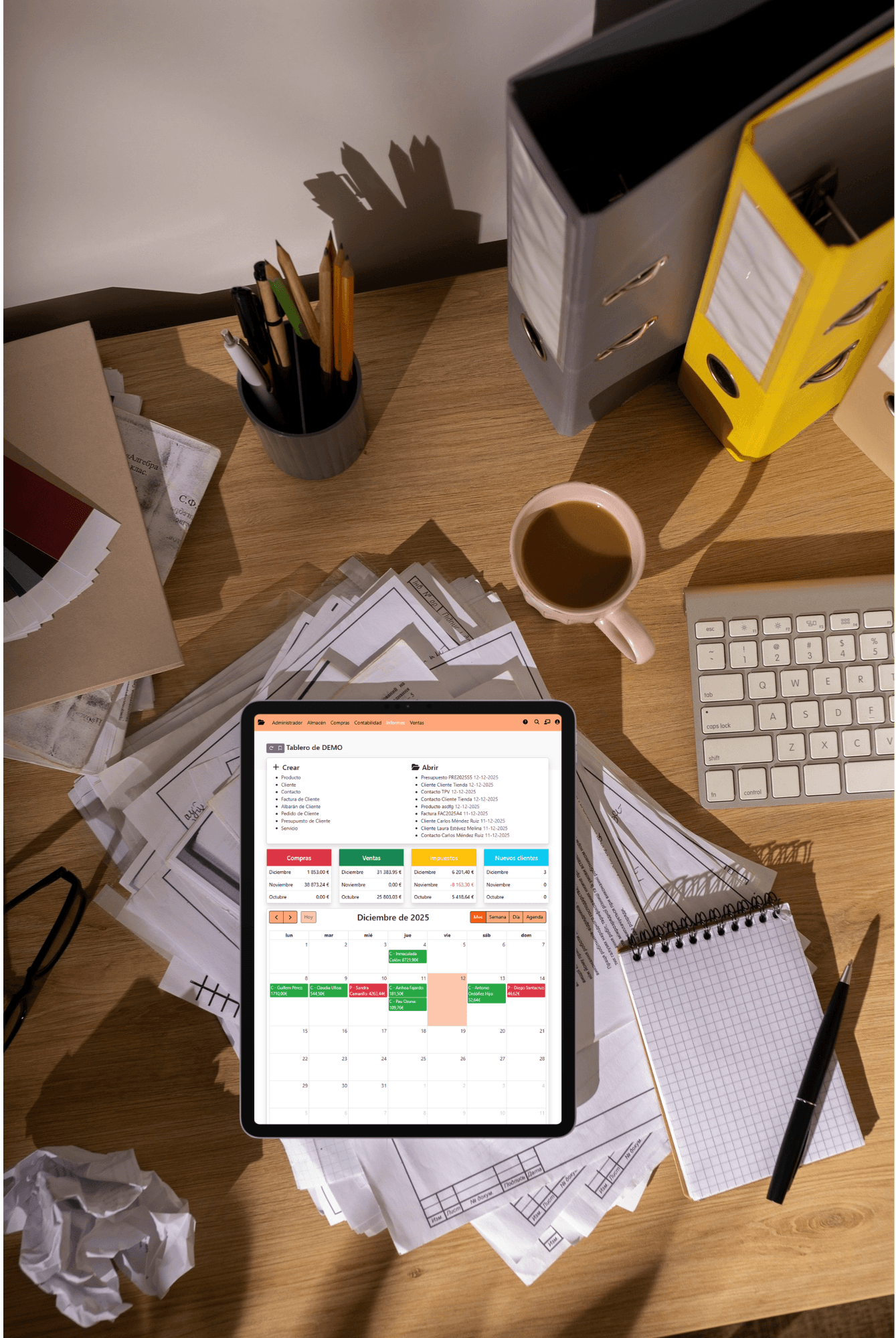 Tablet sobre escritorio de oficina mostrando el panel de control principal del programa de facturación electrónica Getradi, con agenda mensual, accesos directos y resumen de actividad.